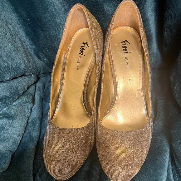 Gold Metalic like Platform Heel - Picture 2 of 3